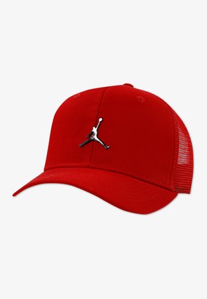 Casquette de baseball rouge avec une visière incurvée, un dos en mesh, et un logo Jumpman noir et argent sur le panneau avant. Texture de tissu lisse.