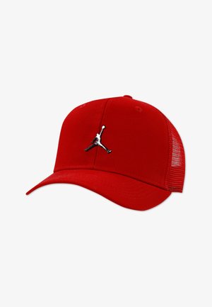 Casquette de baseball rouge avec une visière incurvée, un dos en mesh, et un logo Jumpman noir et argent sur le panneau avant. Texture de tissu lisse.