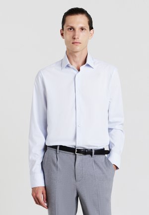 Hellblaues Hemd mit langen Ärmeln, spitzem Kragen, Knopfleiste und glatter Textur, kombiniert mit grauer Anzughose und schwarzem Gürtel.