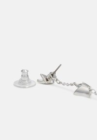 Silverfärgade örhängen med kedjedesign, med en polerad metallisk detalj och en klar bakstycke för stöd. Slät yta.