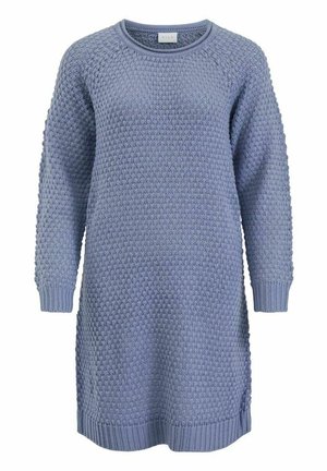 Lyseblå strikket langærmet kjole med struktureret mønster, rund halsudskæring og ribstrikkede manchetter og kant.