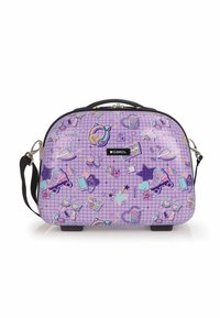 Borsa viola a fantasia con illustrazioni di pattini a rotelle, cuffie e accessori. Presenta una tracolla nera solida e una chiusura con zip.