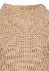 Beige gestrickter Pullover mit einem hohen, gerippten Kragen. Verfügt über vertikale Strukturmuster und ein weiches, gemütliches Aussehen.