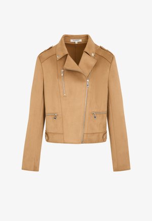 Giacca moto corta color tan con cerniere argentate asimmetriche, tasche con cerniera sul petto e ai lati, collo con bottone a pressione ed epaulette sulle spalle.