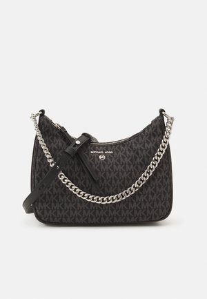 Sac à main noir Michael Kors avec imprimé monogramme, détail chaîne argentée, bandoulière en cuir et fermeture éclair sur le dessus.