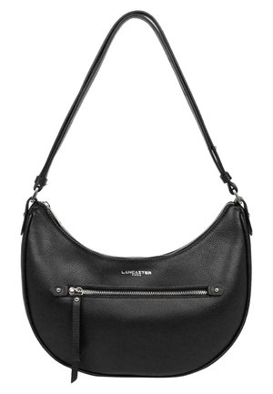 Borsa a spalla in pelle nera con forma curva, tasca frontale con zip e una sola tracolla regolabile. Accessori in metallo color argento.