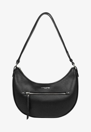 Borsa a spalla in pelle nera con forma curva, tasca frontale con zip e una sola tracolla regolabile. Accessori in metallo color argento.