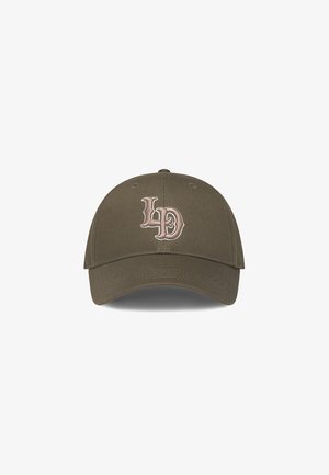 Olivgrön baseballkeps med böjd skärm, prydd med broderad "L3D"-logotyp i ljusbrunt fram. Tillverkad av bomull, strukturerad design.