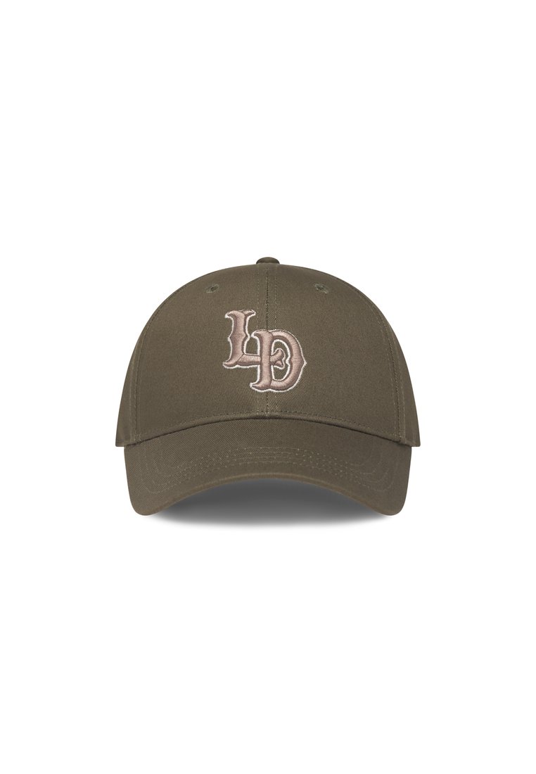 Olíva zöld baseball sapka ívelt széllel, világosbarna hímzett "L3D" logóval az elején. Pamut anyag, strukturált dizájn.