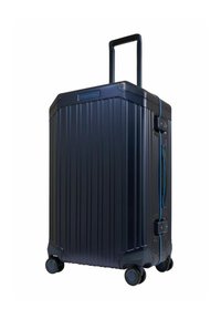 Harde koffer van donkerblauw aluminium, met verticale ribbelstructuur, een telescopische handgreep en vier draaibare wielen voor mobiliteit.