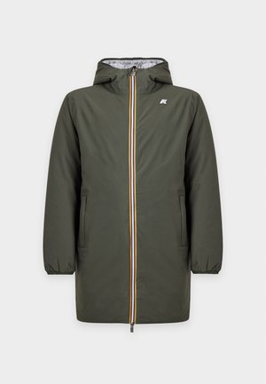 Veste de pluie à capuche vert olive avec fermeture éclair frontale rayée blanc, orange et bleu marine et deux poches latérales, présentée sur fond uni.
