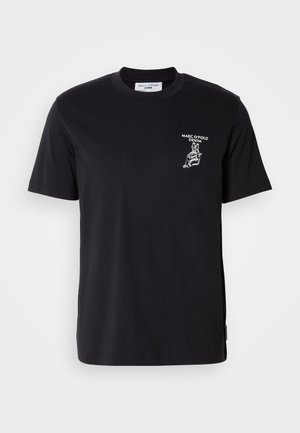 Zwarte katoenen t-shirt met korte mouwen, een ronde hals, en een witte grafische opdruk op de linkerborst die een figuur en de merknaam toont.