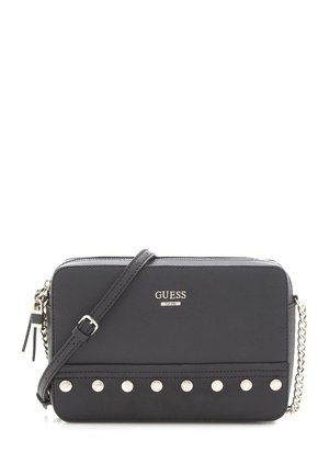 Sac bandoulière Guess noir avec des clous argentés sur le devant, bandoulière en cuir réglable et détail chaîne sur un côté.