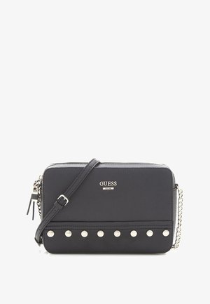 Czarna torebka Guess na ramię z srebrnymi ćwiekami na przodzie, regulowany pasek ze skóry oraz ozdobnym łańcuszkiem z jednej strony.