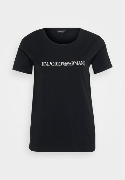Čierne bavlnené tričko s okrúhlym výstrihom, krátkymi rukávmi a stredovým bielym logom s nápisom "EMPORIO ARMANI." Hladký povrch, voľný strih.