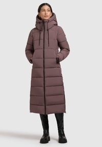 Palton lung, căptușit, de culoare mauve, cu guler înalt, glugă ajustabilă și închidere cu fermoar. Include buzunare laterale și manșete late, elastice.
