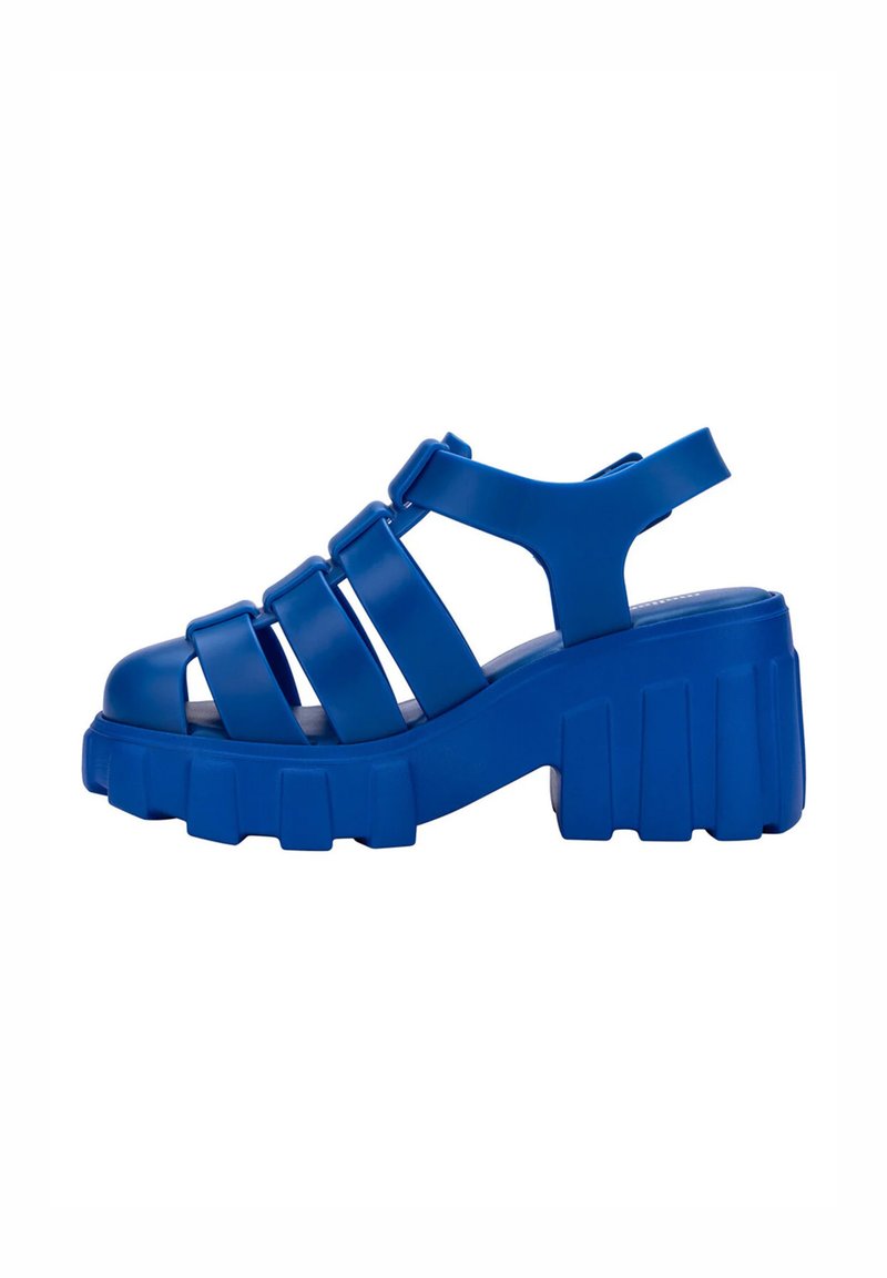 Sandal in gomma blu con suola spessa, caratterizzata da più cinghie orizzontali, una cinghia sul retro e una piattaforma texturizzata.