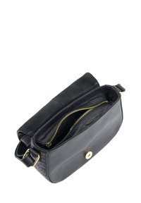 Sort læder håndtaske med et struktureret design, som har en gylden lynlåslomme og en magnetisk trykknaplukning. Blødt suede-låg på toppen.