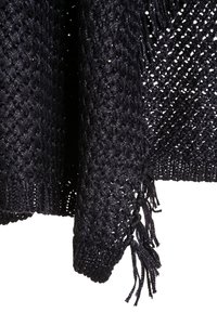 Černý pletený šál vyrobený z texturované příze. Má třásňové okraje a otevřený vzor pro prodyšný design.
