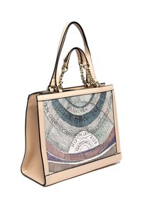 Borsa a mano in pelle beige con due manici, dettagli in catena dorata e un pannello frontale caratterizzato da un motivo astratto multicolore con elementi testuali.