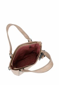 Bolso de hombro color beige claro hecho de cuero. Presenta una textura suave, interior con un patrón en rojo oscuro y rosa, con dos compartimentos y correa ajustable.