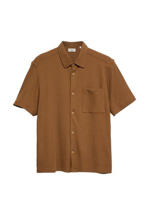 Brązowa koszula z krótkim rękawem na guziki, z kieszenią na lewej piersi z przodu i miękką, fakturowaną tkaniną.