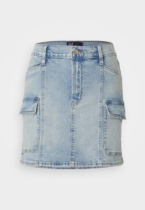 Vaaleansininen farkkuhame, jossa on kaksi etutaskua, napit ja vetoketju kiinnityksessä sekä suora leikkaus. Kolotettu pinta kauttaaltaan.