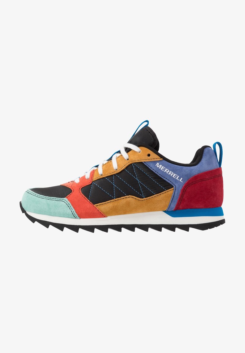 Baskets multicolores Merrell avec des panneaux en daim noir, rouge, orange, bleu et sarcelle, des lacets blancs et une semelle noire dentelée.