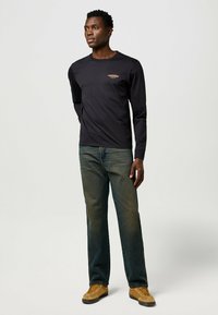 Wrangler FRONTIER - Vaqueros rectos - nebulablack