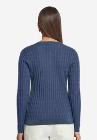 Granatowy sweter w prążki z długimi rękawami i okrągłym dekoltem, z teksturowanymi paskami i dopasowanym fasonem.