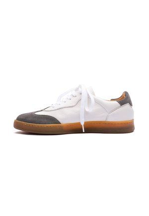 Trainers - white