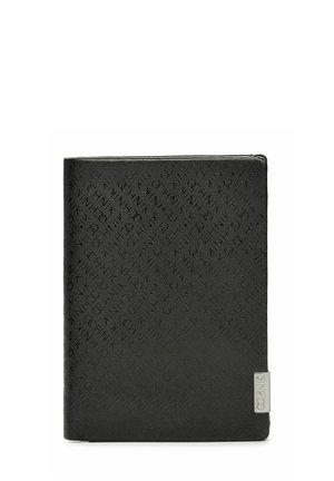 Czarny notes z wytłoczonym wzorem nazwy marki. Posiada prostokątny kształt, gładką fakturę oraz srebrny metalowy akcent z boku.