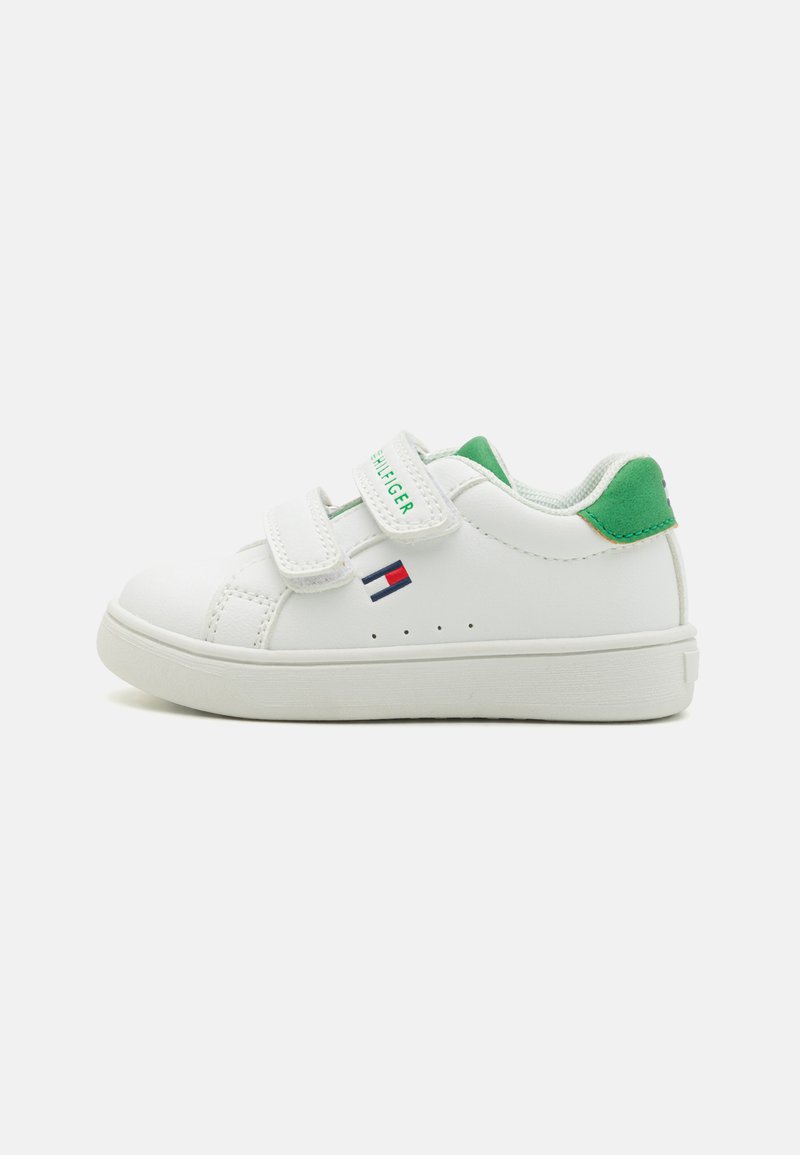 Baskets en cuir blanc avec des accents verts, des sangles Velcro et un petit détail de logo. Bout arrondi, semelle plate et design perforé pour la respirabilité.