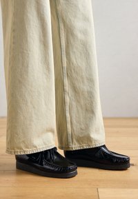 WALLABEE - Šnurovačky - black