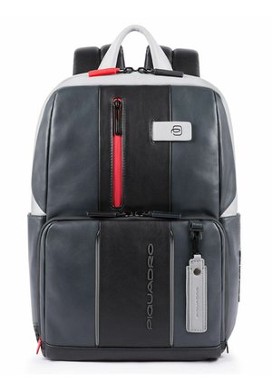 Zaino in pelle nero e grigio scuro con dettagli rossi, dotato di scomparti con zip multipli e spallacci imbottiti.