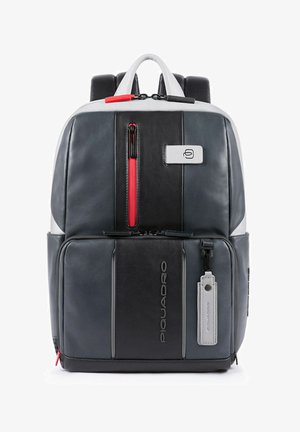 Zaino in pelle nero e grigio scuro con dettagli rossi, dotato di scomparti con zip multipli e spallacci imbottiti.