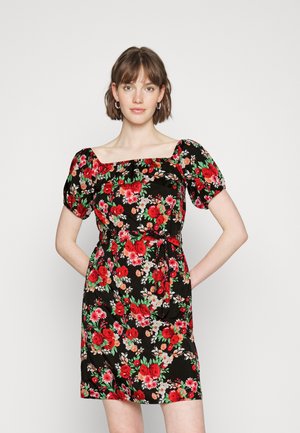 Vestido preto com padrão floral, apresentando rosas vermelhas e brancas, mangas bufantes, decote quadrado e detalhe de cinta. Tecido suave com forma ajustada.