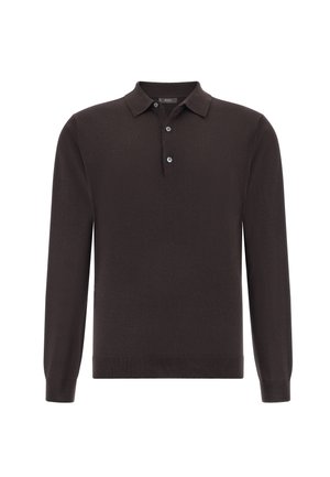 Polo de manga larga marrón oscuro hecho de tejido suave, con una tapeta de tres botones y puños acanalados. Textura suave y corte ajustado.