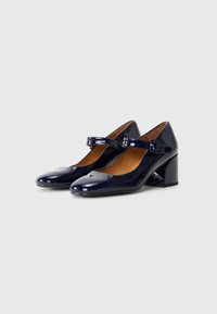 Scarpe Mary Jane in pelle verniciata blu navy con punta arrotondata, cinturino con fibbia e tacco spesso, caratterizzate da una superficie liscia e lucida.