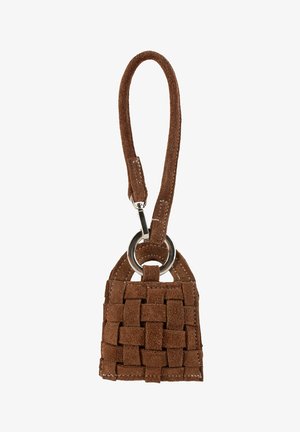 Tkana smeđa antilop torba s teksturiranom površinom, opremljena srebrnim metalnim privjeskom za ključeve i pričvršćenom ručkom za nošenje.