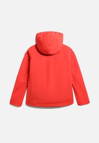Chaqueta impermeable roja con capucha, que presenta una textura suave, mangas largas y un diseño simple sin detalles de hardware visibles.
