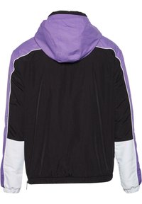 Lahka jakna z vijoličasto kapuco in črnim trupom. Vključuje bele in vijoličaste detajle na rokavih ter elastičen rob.