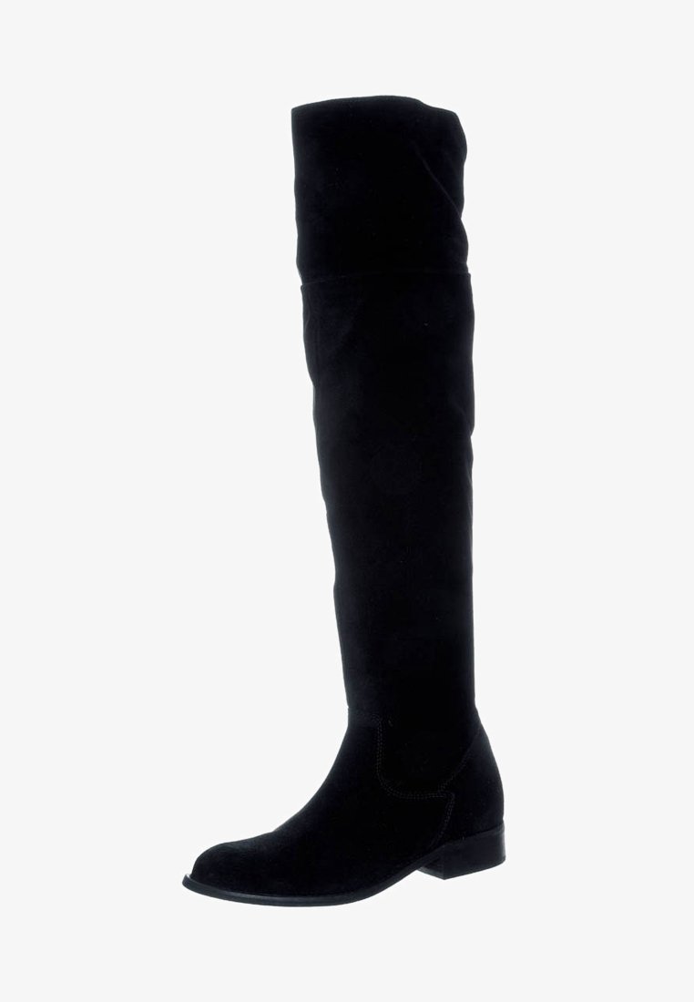 Botte haute noire en suède jusqu'au genou avec talon bas et bout arrondi, conçue pour la mode féminine et le porter au quotidien.