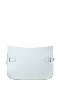 Borsa a tracolla in pelle azzurro chiaro con una texture liscia, forma rettangolare semplice e due chiusure a scatto frontali.