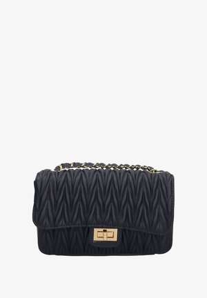 Zwarte gewatteerde handtas met gouden kettinghandvat en rechthoekige gouden draaiklipsluiting op de voorklep.