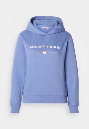 Svetloplava dukserica izrađena od mekanog materijala, s kangaroo džepom, rebrastim manžetama i grafičkim otiskom s natpisom "GANT1949" i grbom u obliku štita.