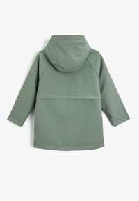 Grön vattentät jacka med huva, med långa ärmar, en avslappnad passform och en bakryggsdesign. Slät textur utan synliga knappförslutningar.