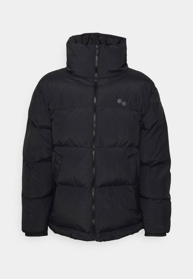Schwarze Pufferjacke mit hohem Kragen, Frontreißverschluss und auffälligem horizontalem Steppmuster. Verfügt über zwei dunkle, kreisförmige Logos auf der Brust.