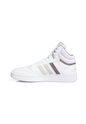 Sneaker alta in pelle bianca con accenti a strisce grigie e crema. Presenta lacci rotondi e colletto imbottito per il supporto. Soletta in gomma piatta.