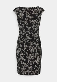 Czarna dopasowana sukienka z krótkim rękawem, zdobiona białym haftem florystycznym. Gładki materiał o delikatnie teksturowanym wyglądzie.